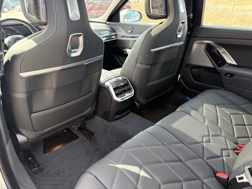 Used 2025 BMW i7 xDrive60 w/ Premium Package image 18