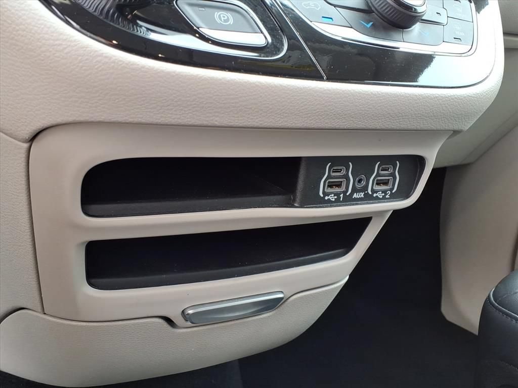 Used 2024 Chrysler Pacifica Touring-L FWD image 11