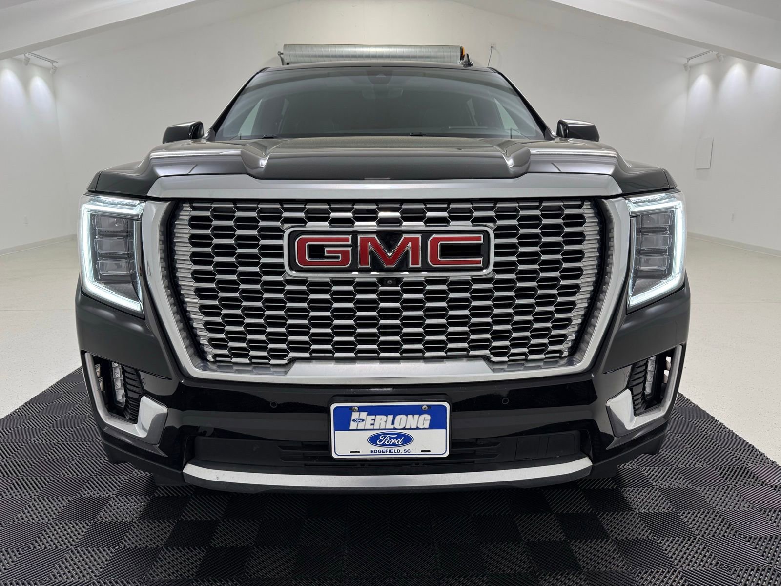 Used 2021 GMC Yukon XL Denali w/ Denali Premium Package image 2