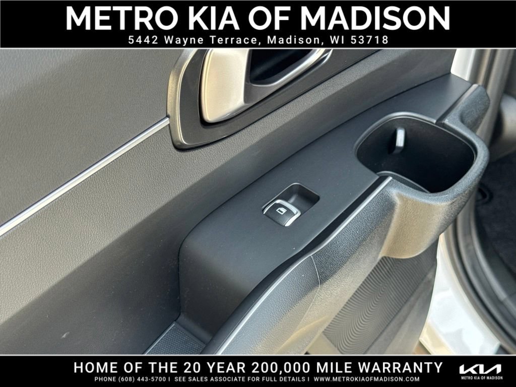 Used 2025 Kia Sorento LX FWD image 27