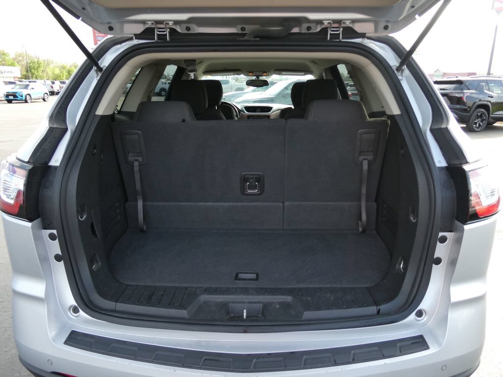 Used 2017 Chevrolet Traverse LT w/ Style and Technology Package FWD image 16