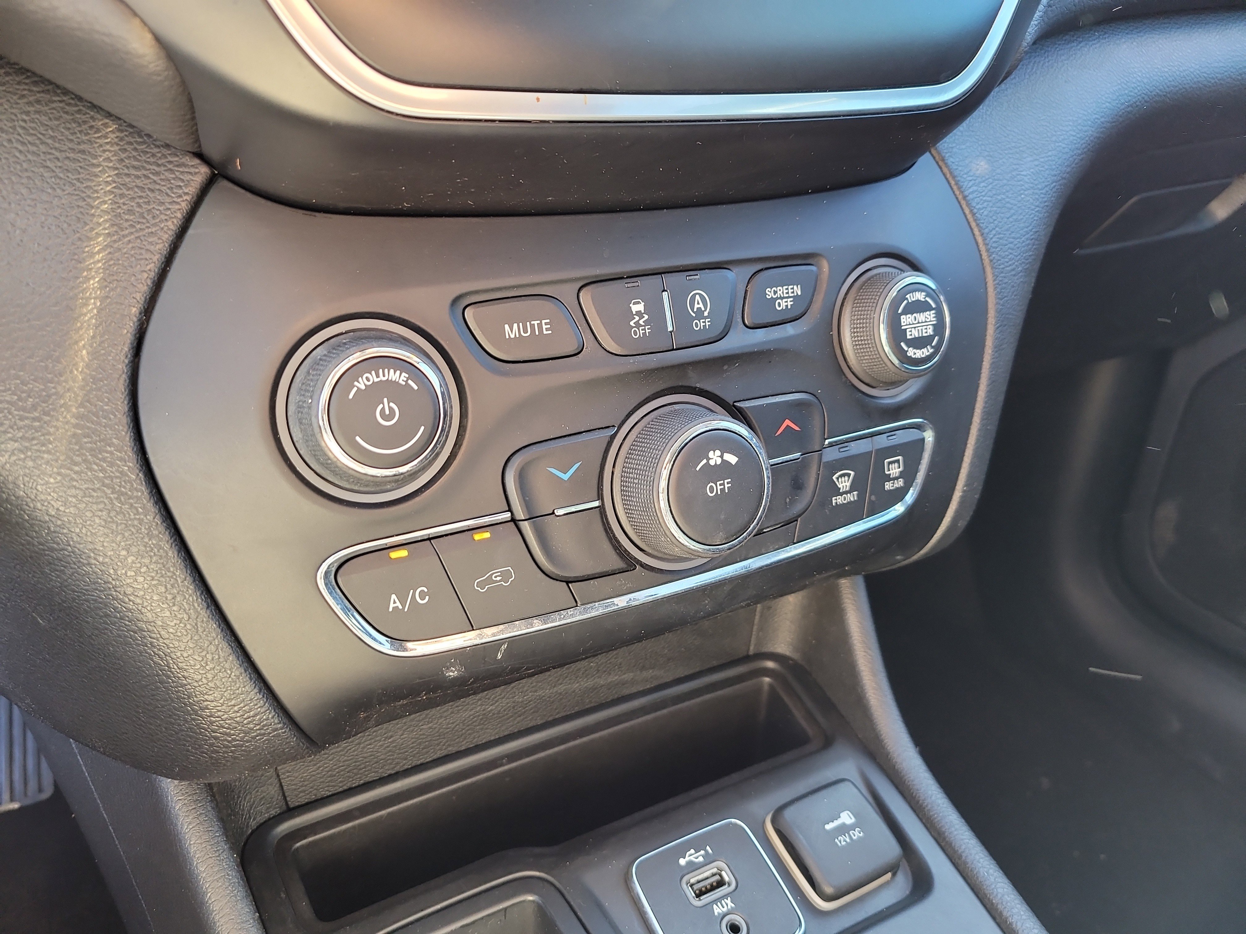 Used 2019 Jeep Cherokee Latitude w/ Popular Appearance Group image 22