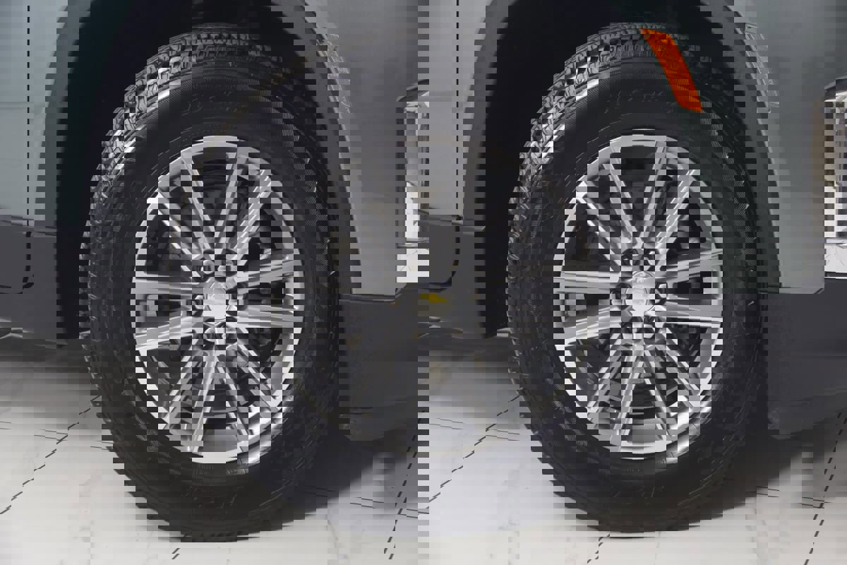 Used 2023 Chevrolet Traverse LT image 14