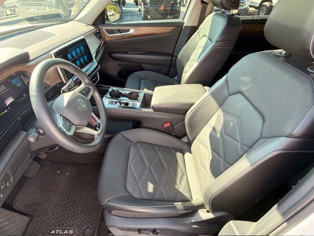 Used 2024 Volkswagen Atlas SE w/ Panoramic Sunroof Package image 5