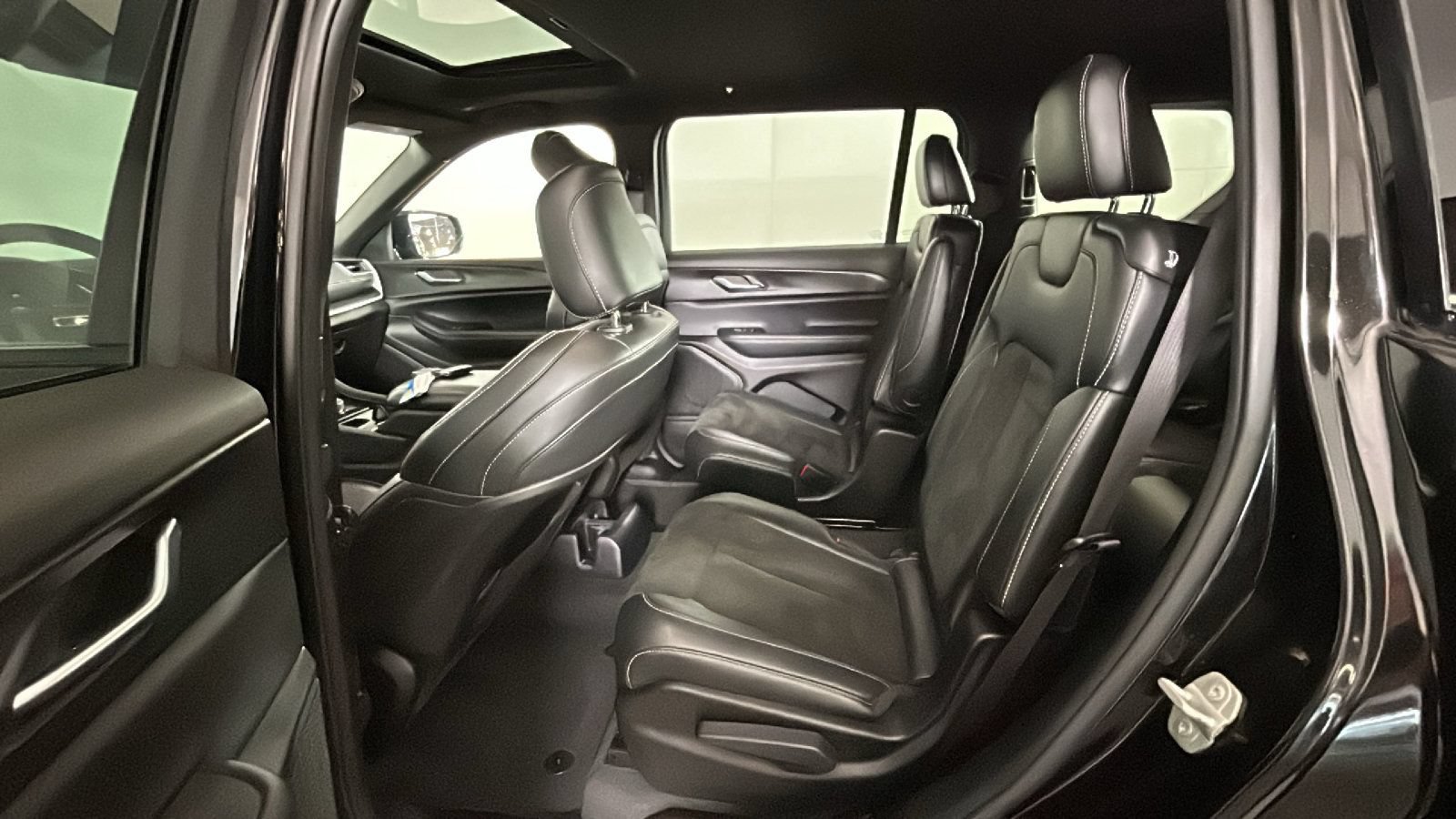 Used 2023 Jeep Grand Cherokee L Laredo AWD/4WD image 32