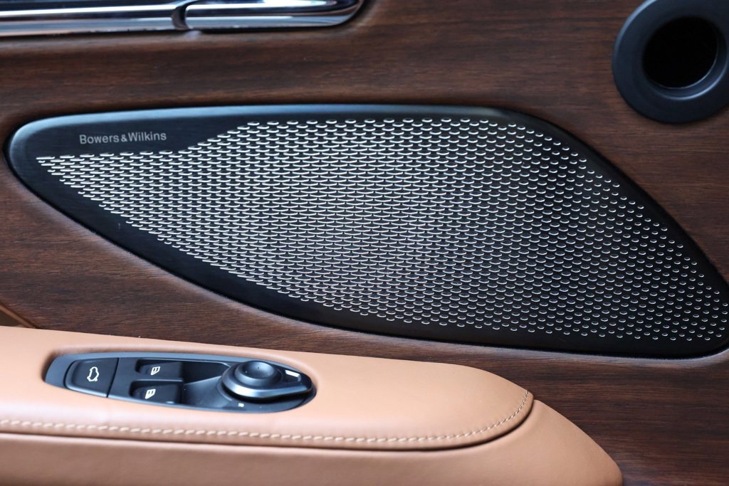 Used 2024 Aston Martin DB12 Convertible image 18