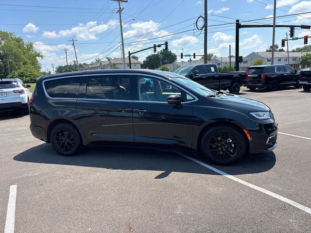 Used 2023 Chrysler Pacifica Touring-L FWD image 29