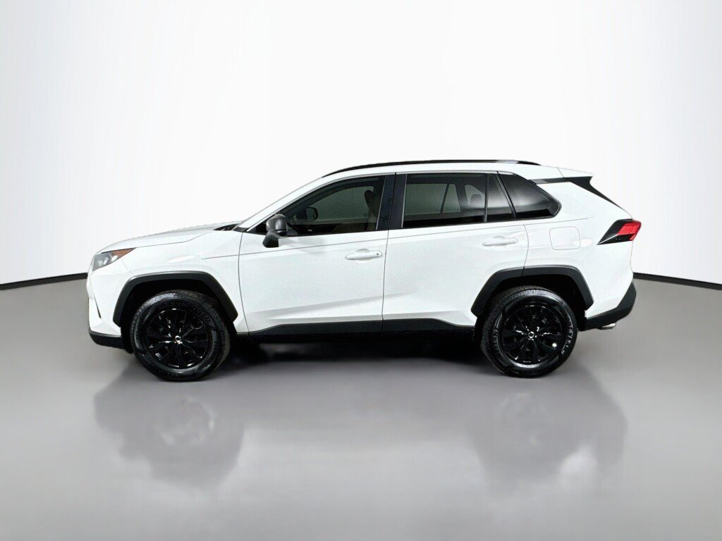 Used 2021 Toyota RAV4 LE FWD image 2