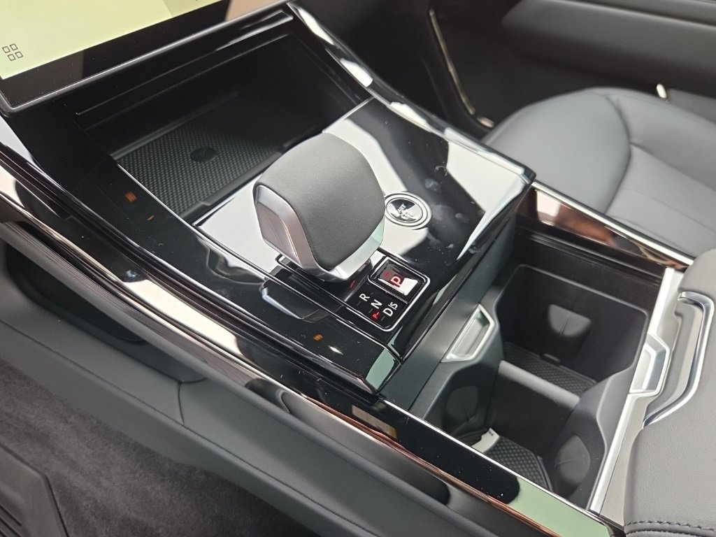 New 2025 Land Rover Range Rover Sport SE image 13