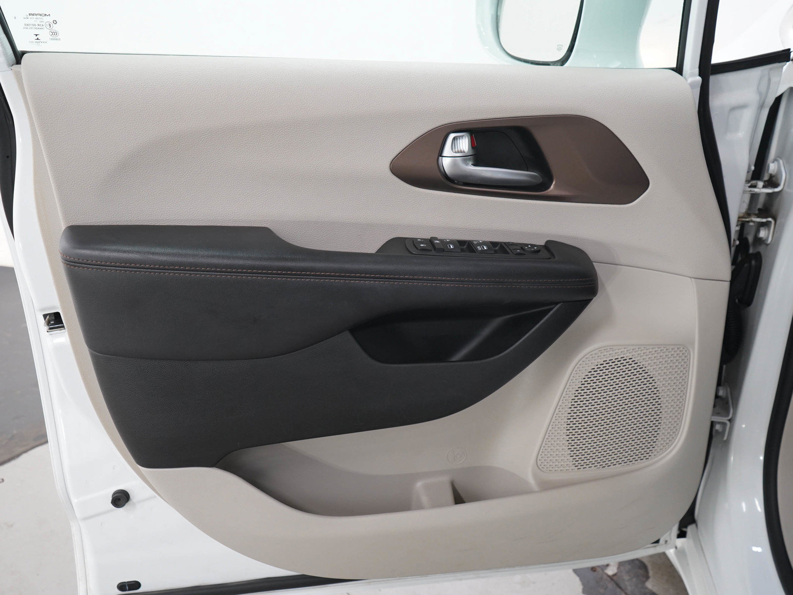 Used 2018 Chrysler Pacifica Touring-L w/ Tire & Wheel Group FWD image 19