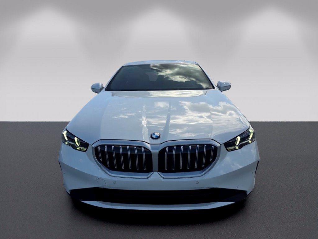 Certified 2025 BMW 530i RWD image 2