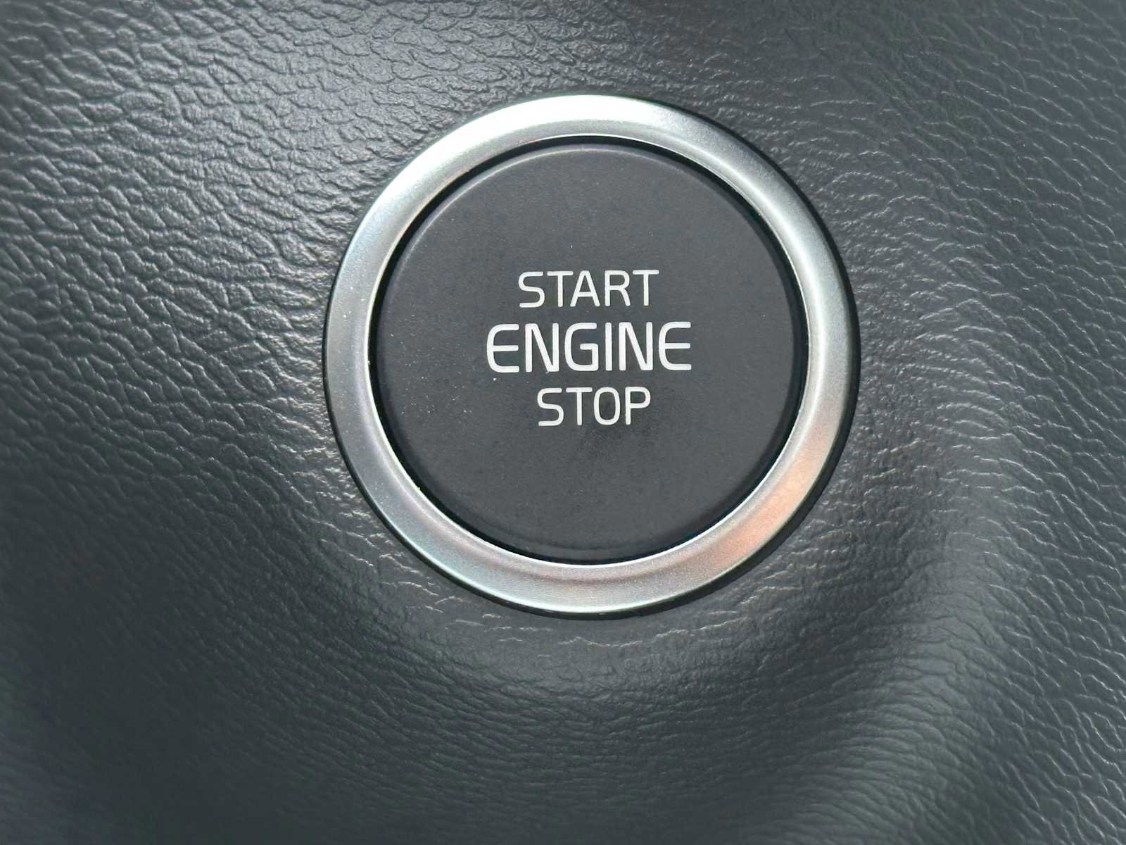 Used 2025 Volvo XC40 B5 Ultra w/ Climate Package image 33