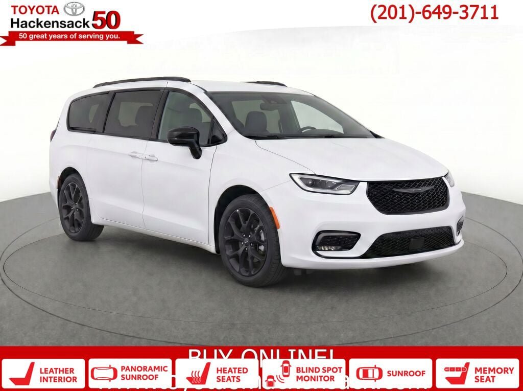 Used 2025 Chrysler Pacifica Limited FWD image 1