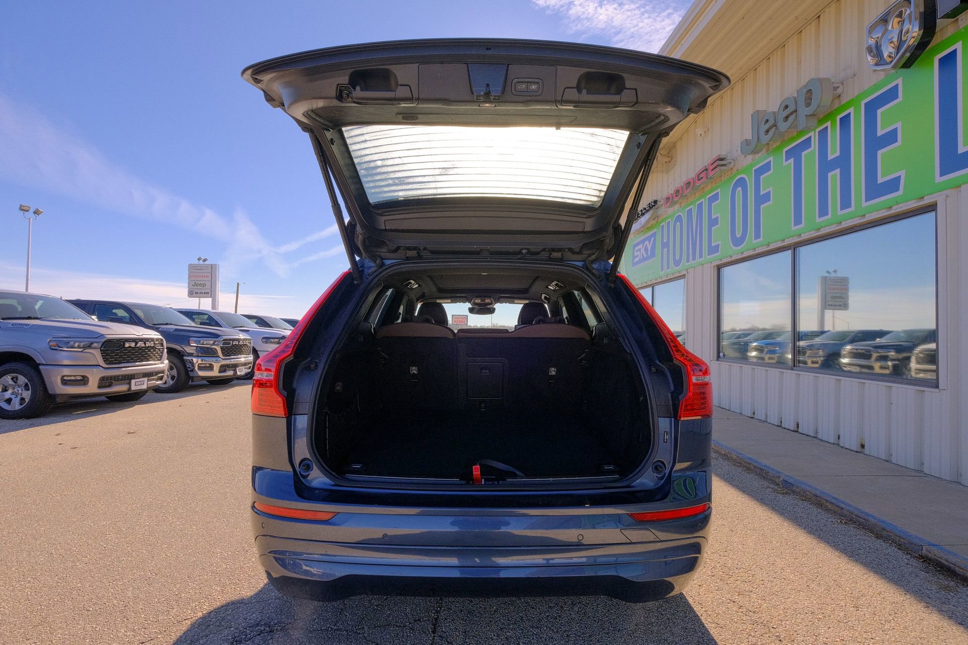 Used 2022 Volvo XC60 B5 Momentum image 23