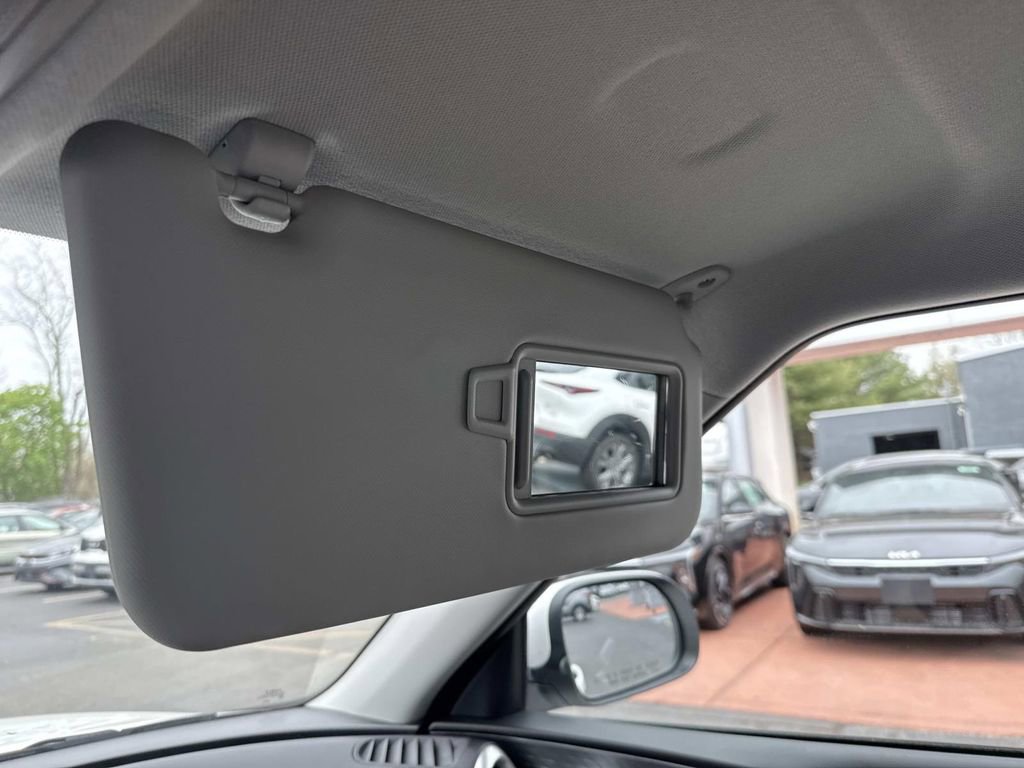 Used 2025 Kia Soul LX w/ LX Technology Package FWD image 25