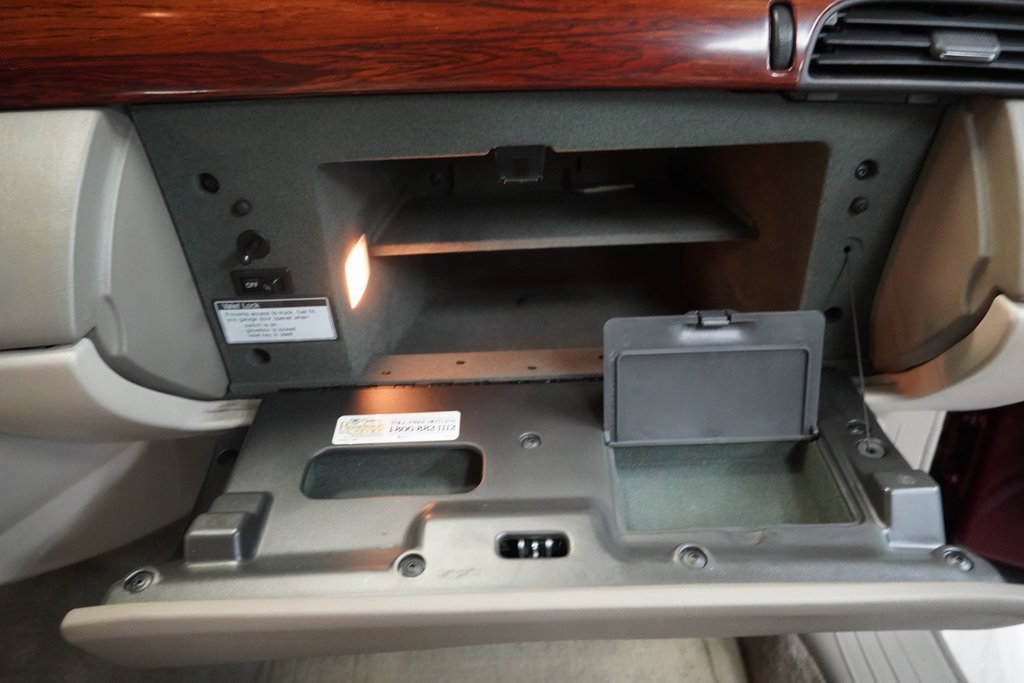 Used 2000 Cadillac De Ville w/ Comfort/Convenience Pkg image 37