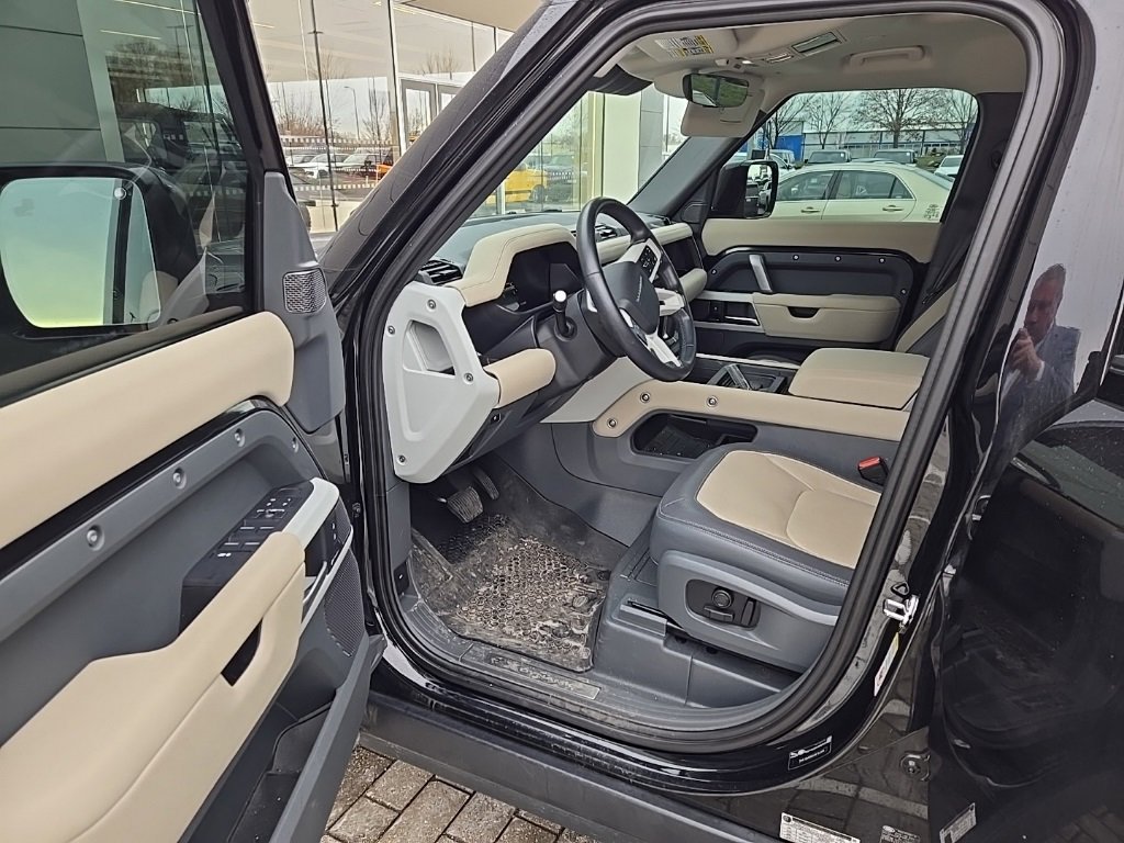 Used 2024 Land Rover Defender 110 X-Dynamic SE image 15