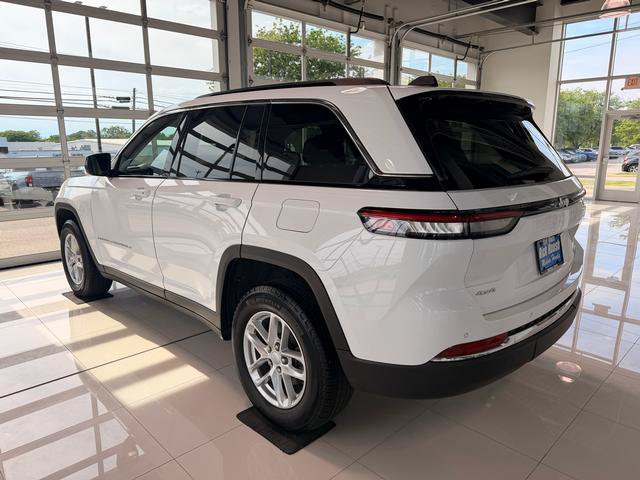 Used 2024 Jeep Grand Cherokee Laredo X w/ Luxury Tech Group I AWD/4WD image 4