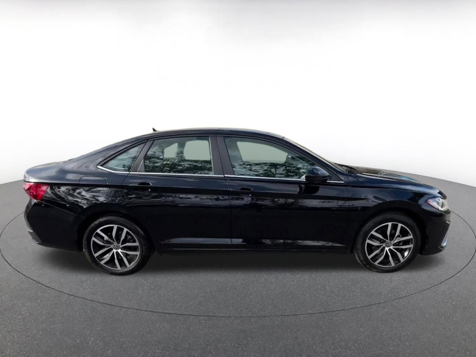 Used 2025 Volkswagen Jetta SE image 16