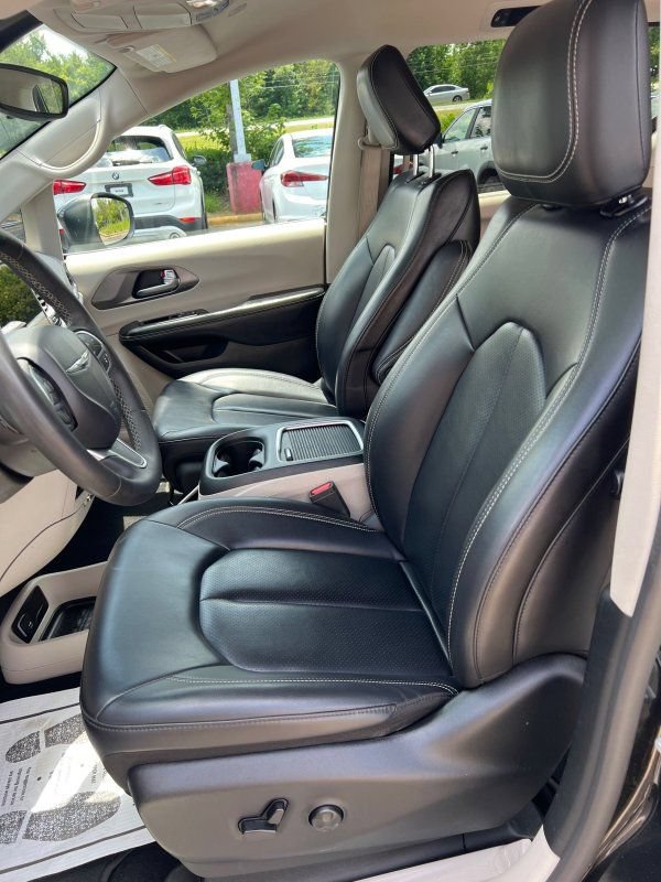 Used 2023 Chrysler Pacifica Touring-L FWD image 11