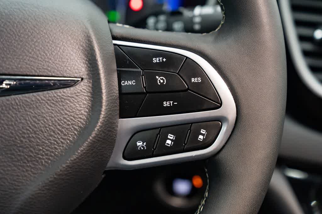 Used 2025 Chrysler Pacifica Select FWD image 16