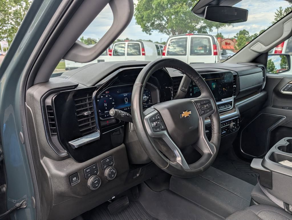 Used 2025 Chevrolet Silverado 1500 LT AWD/4WD image 8