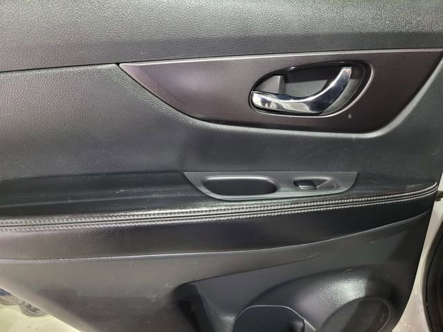 Used 2016 Nissan Rogue SV image 36