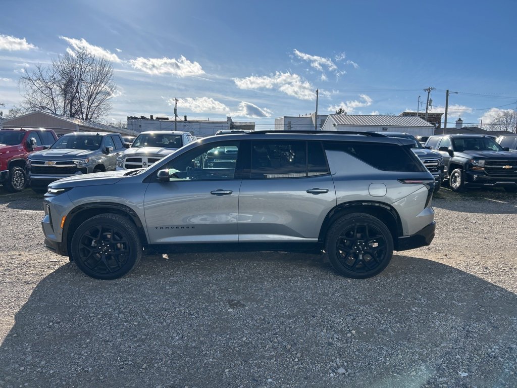 Used 2024 Chevrolet Traverse RS image 2