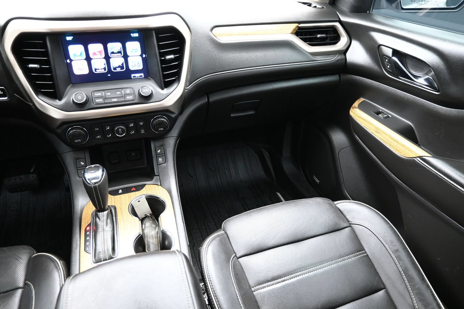 Used 2017 GMC Acadia Denali w/ Technology Package FWD image 37