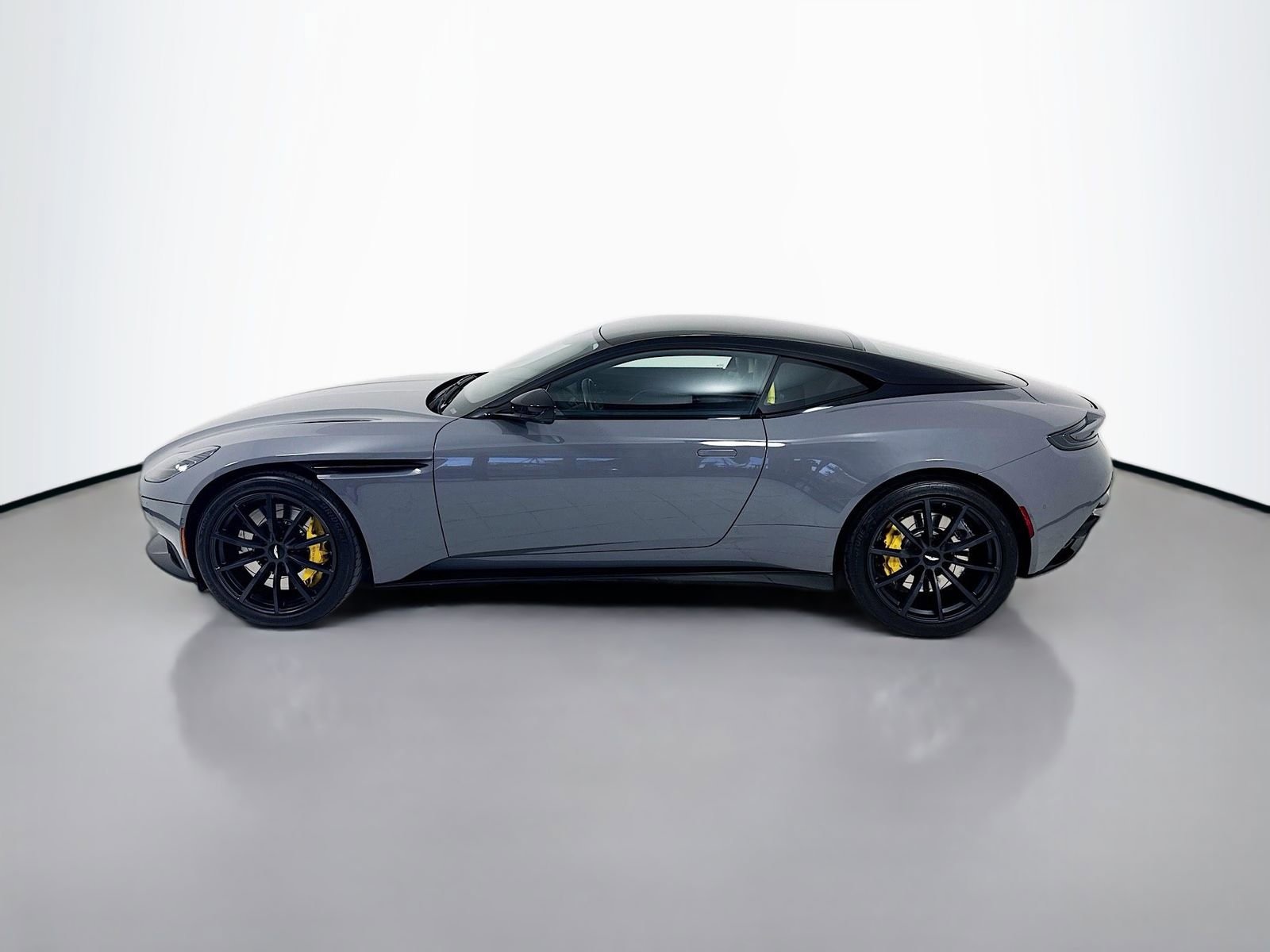 Used 2022 Aston Martin DB11 Coupe image 4