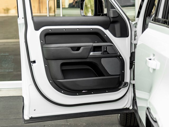 Used 2021 Land Rover Defender 110 X-Dynamic HSE image 12