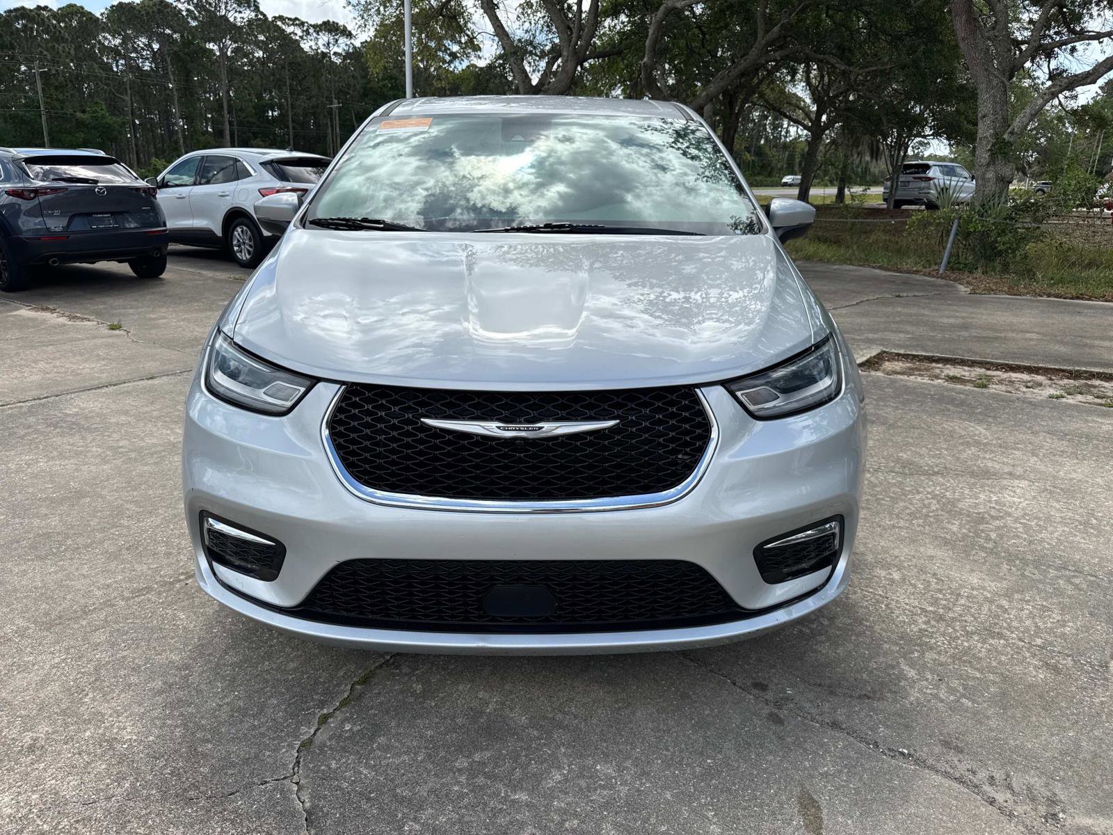 Certified 2023 Chrysler Pacifica Touring-L image 8