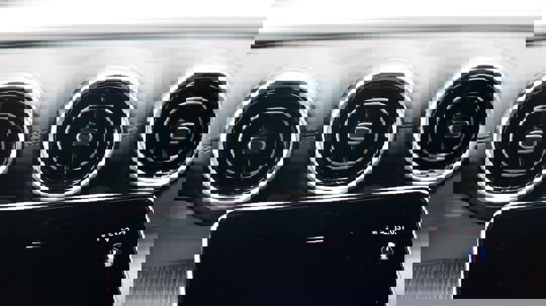 Certified 2025 Mercedes-Benz GLC 300 4MATIC image 32