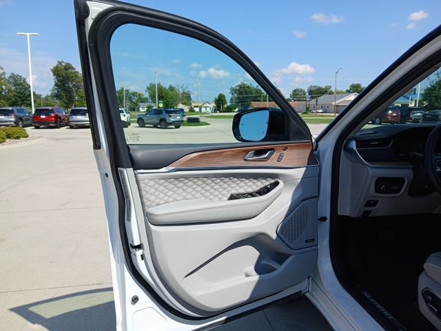 Used 2022 Jeep Grand Cherokee Summit AWD/4WD image 11
