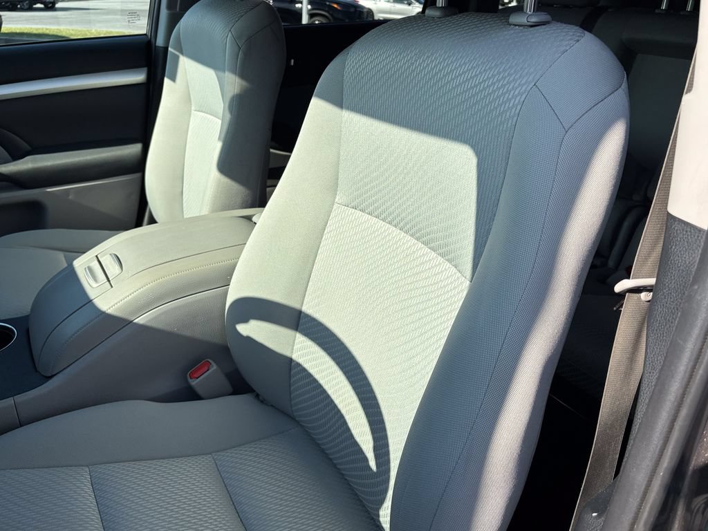 Used 2019 Toyota Highlander LE AWD/4WD image 16