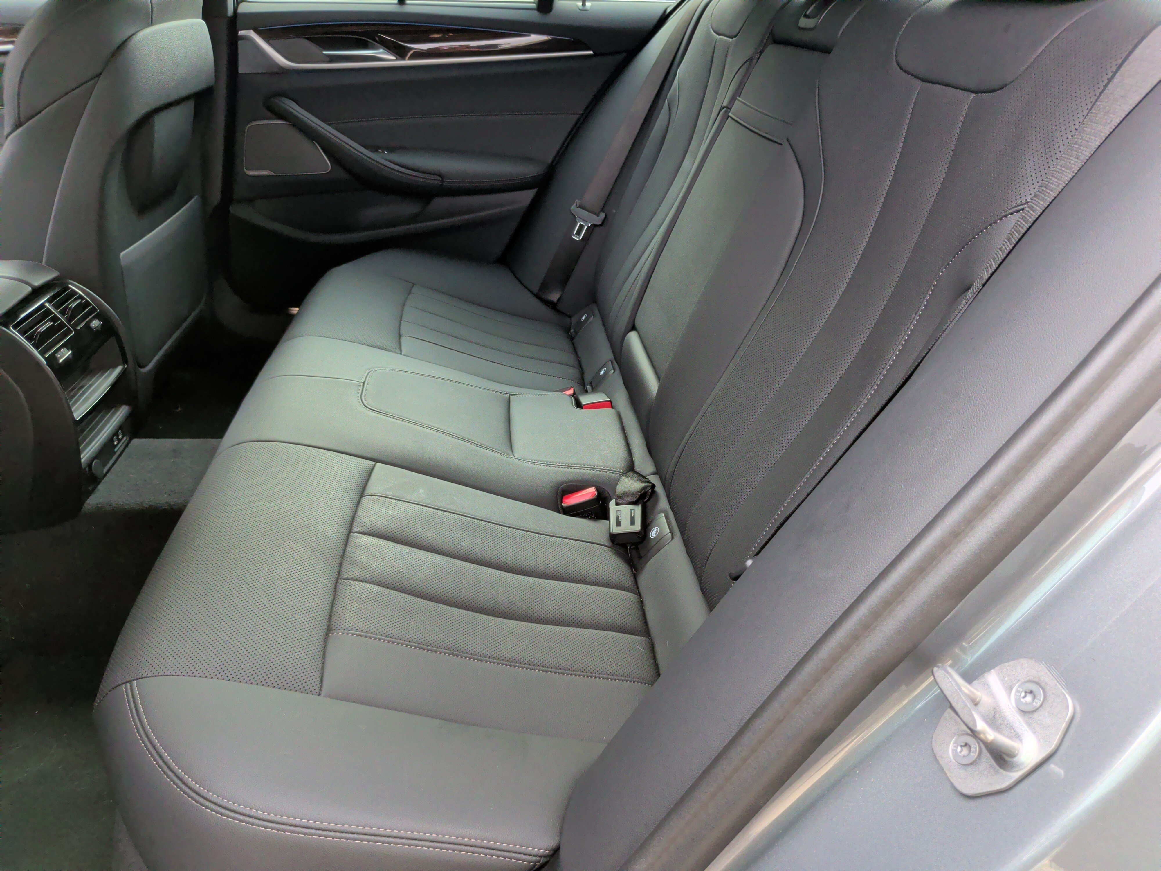 Used 2023 BMW 530e w/ Executive Package RWD image 36