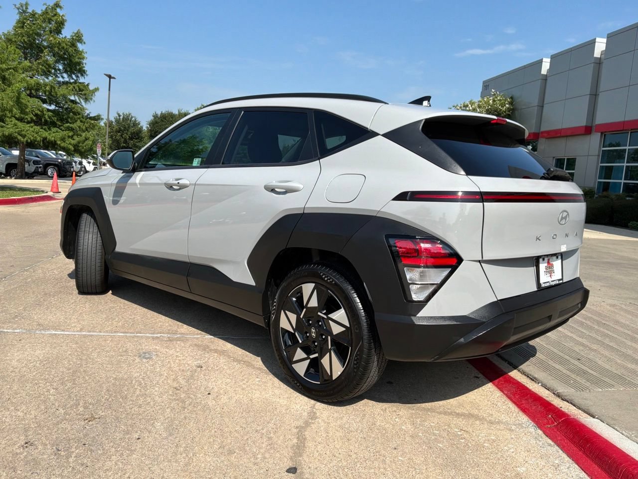 Used 2025 Hyundai Kona SEL FWD image 8