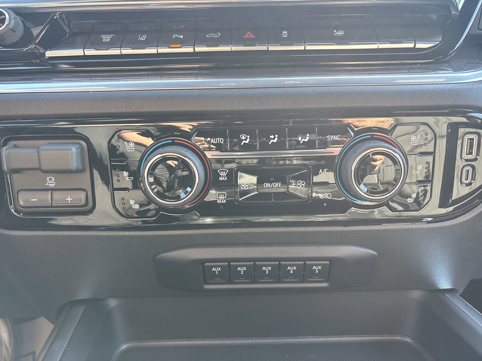 New 2026 Chevrolet Silverado 3500 High Country w/ High Country Premium Package AWD/4WD image 21