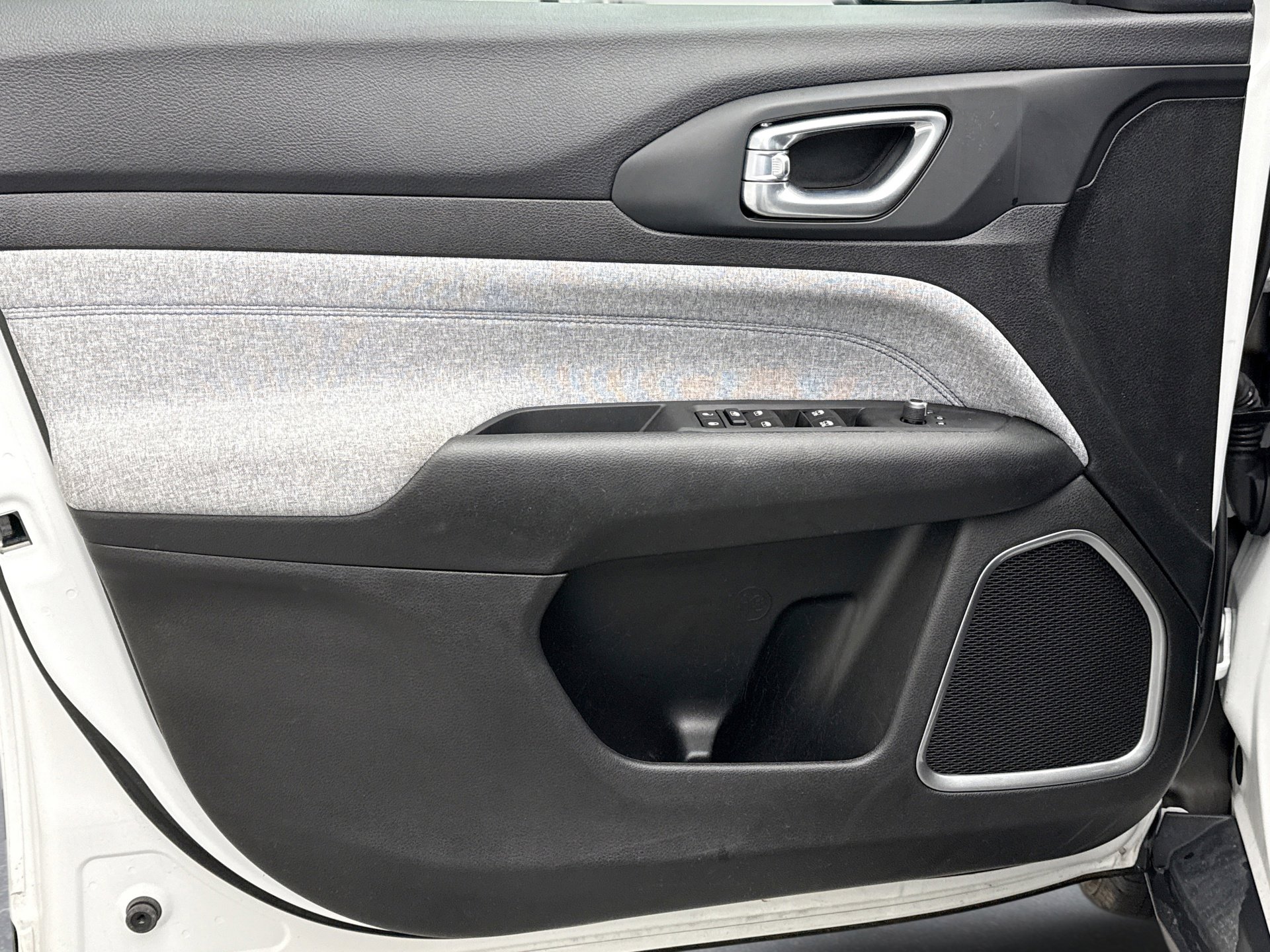 Used 2023 Jeep Compass Sport image 9