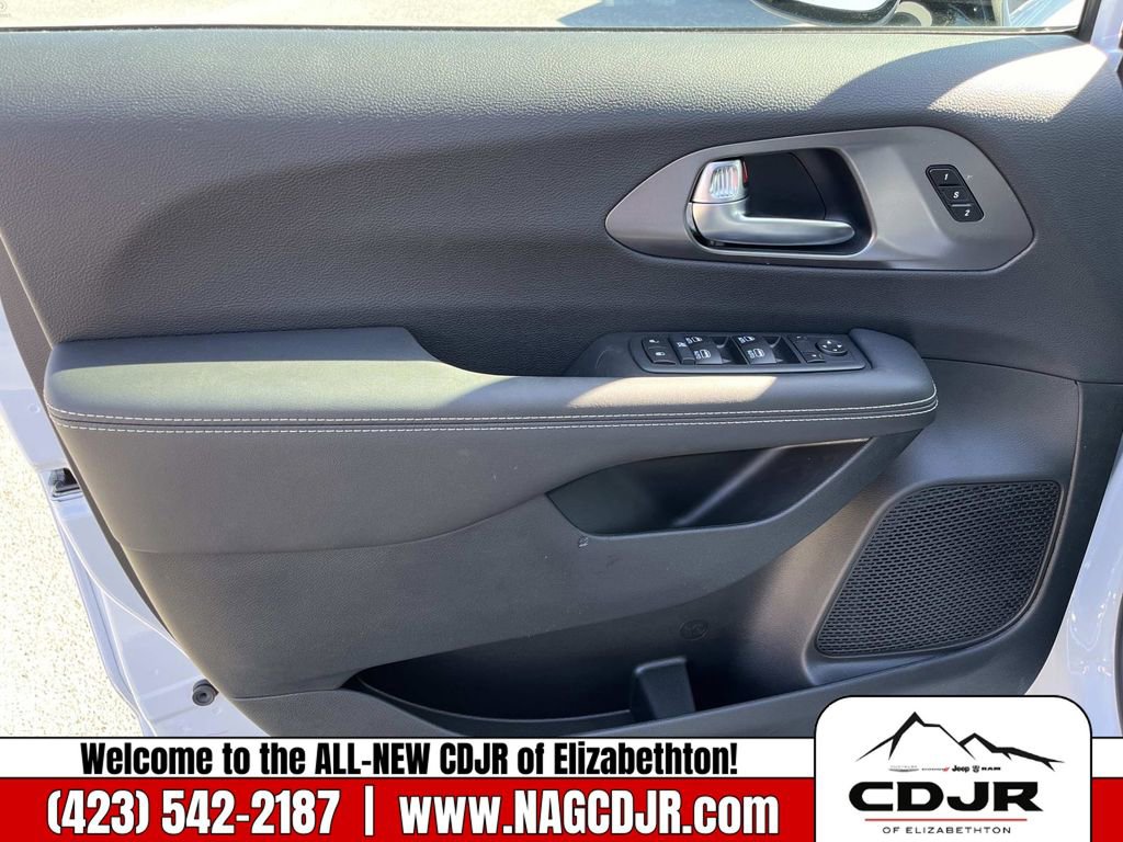 New 2026 Chrysler Pacifica Select image 19