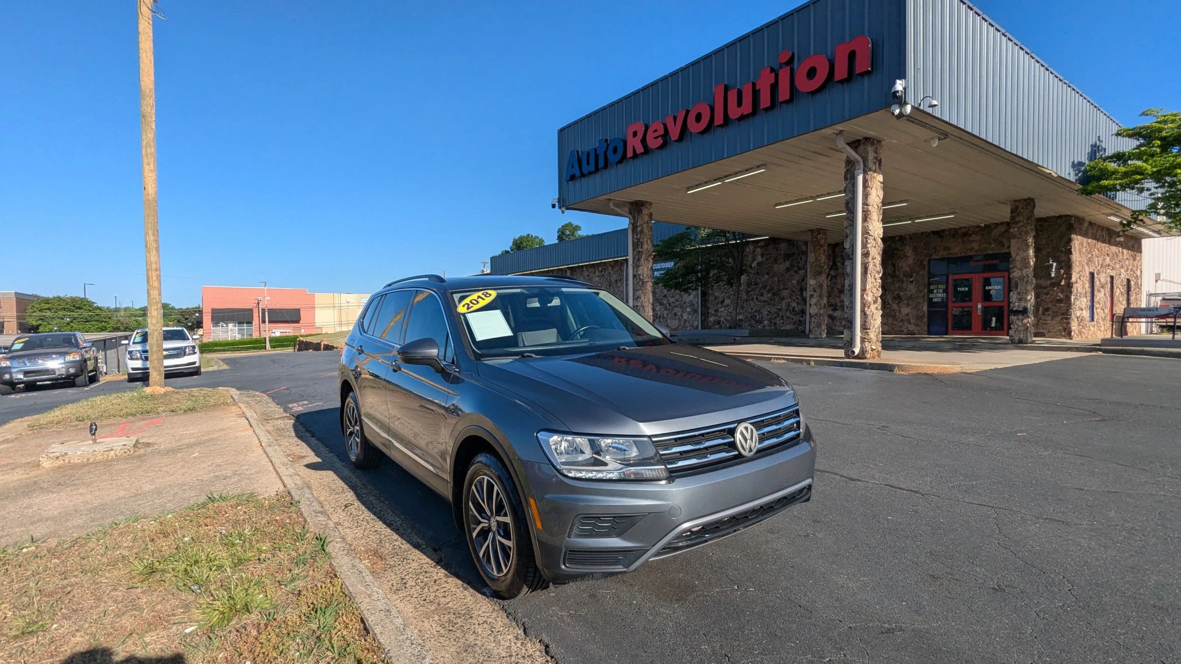 Used 2018 Volkswagen Tiguan SE w/ Panoramic Sunroof Package AWD/4WD image 1