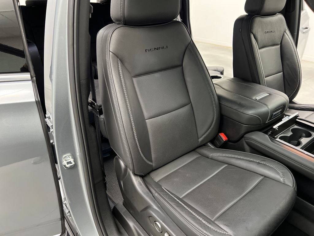 Used 2025 GMC Yukon XL Denali RWD image 29