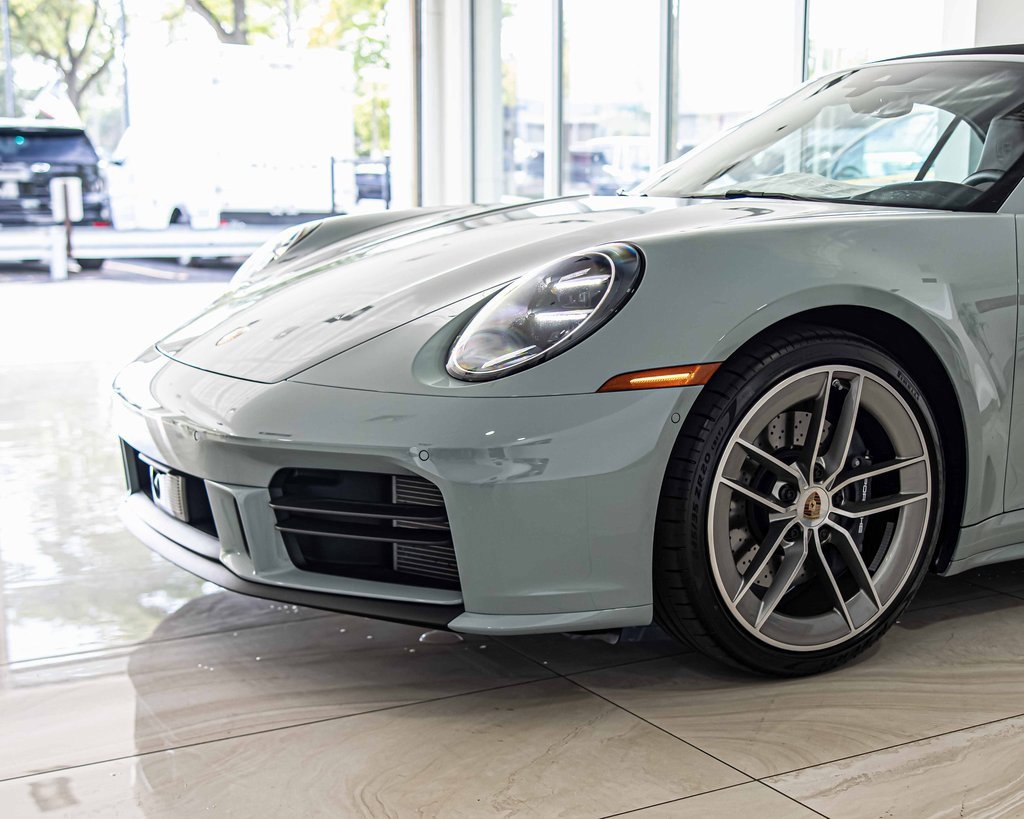 Used 2025 Porsche 911 Carrera image 4