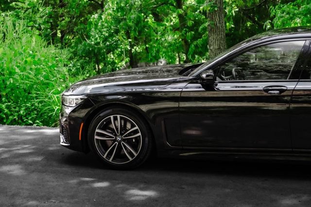 Used 2022 BMW 750i xDrive w/ Autobahn Package AWD/4WD image 12