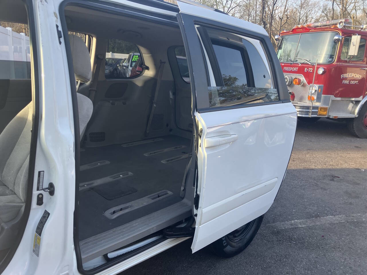 Used 2008 Kia Sedona w/ Convenience Pkg image 15