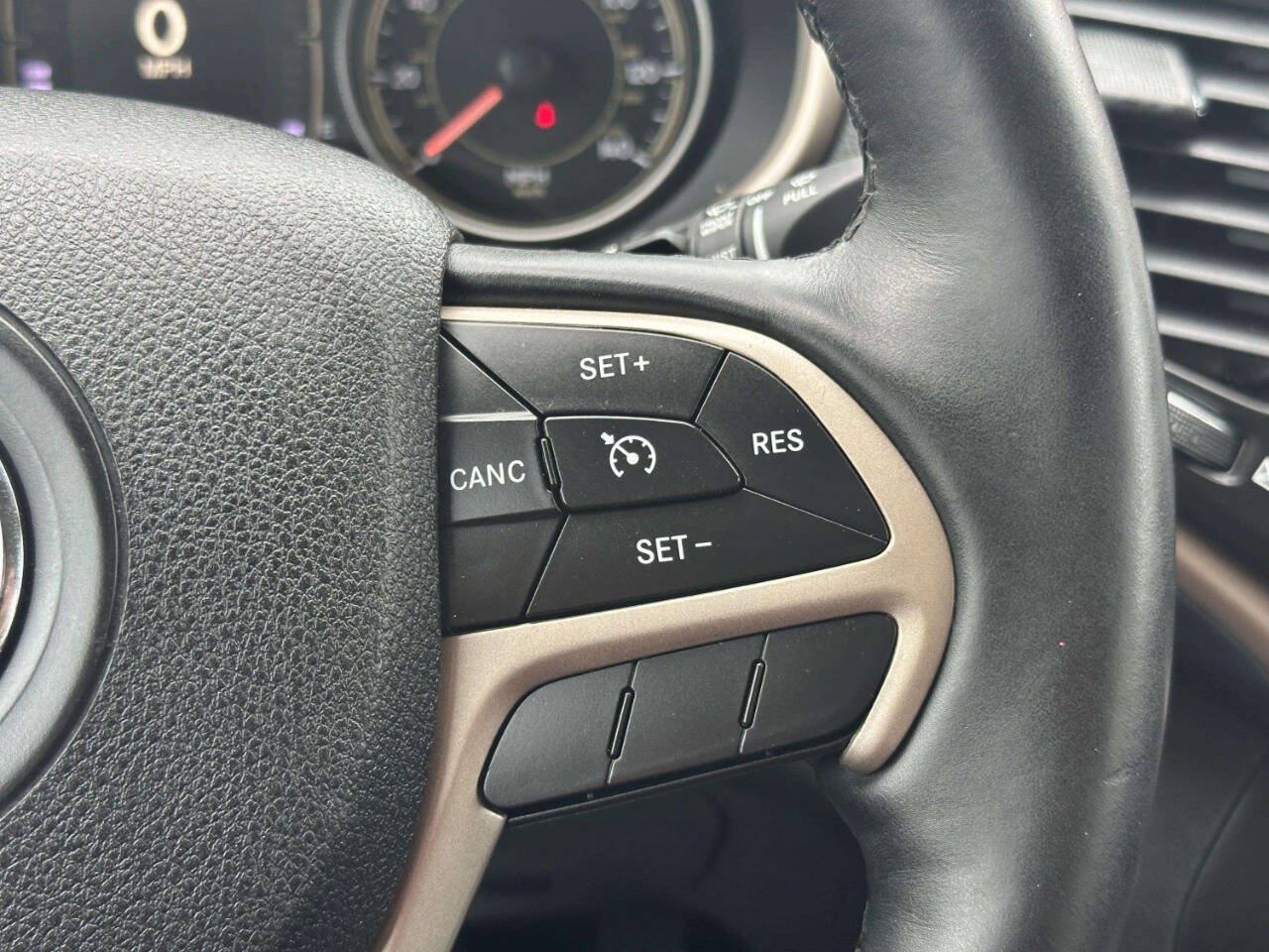 Used 2014 Jeep Cherokee Latitude w/ Comfort/Convenience Group AWD/4WD image 29