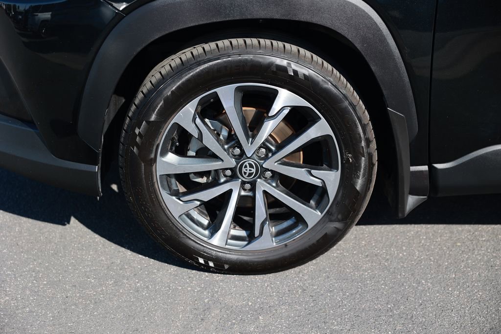 Used 2024 Toyota Corolla Cross XLE w/ Convenience Package image 11