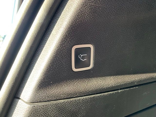 Used 2022 Chrysler Pacifica Touring-L w/ Uconnect Theater Family Group image 6