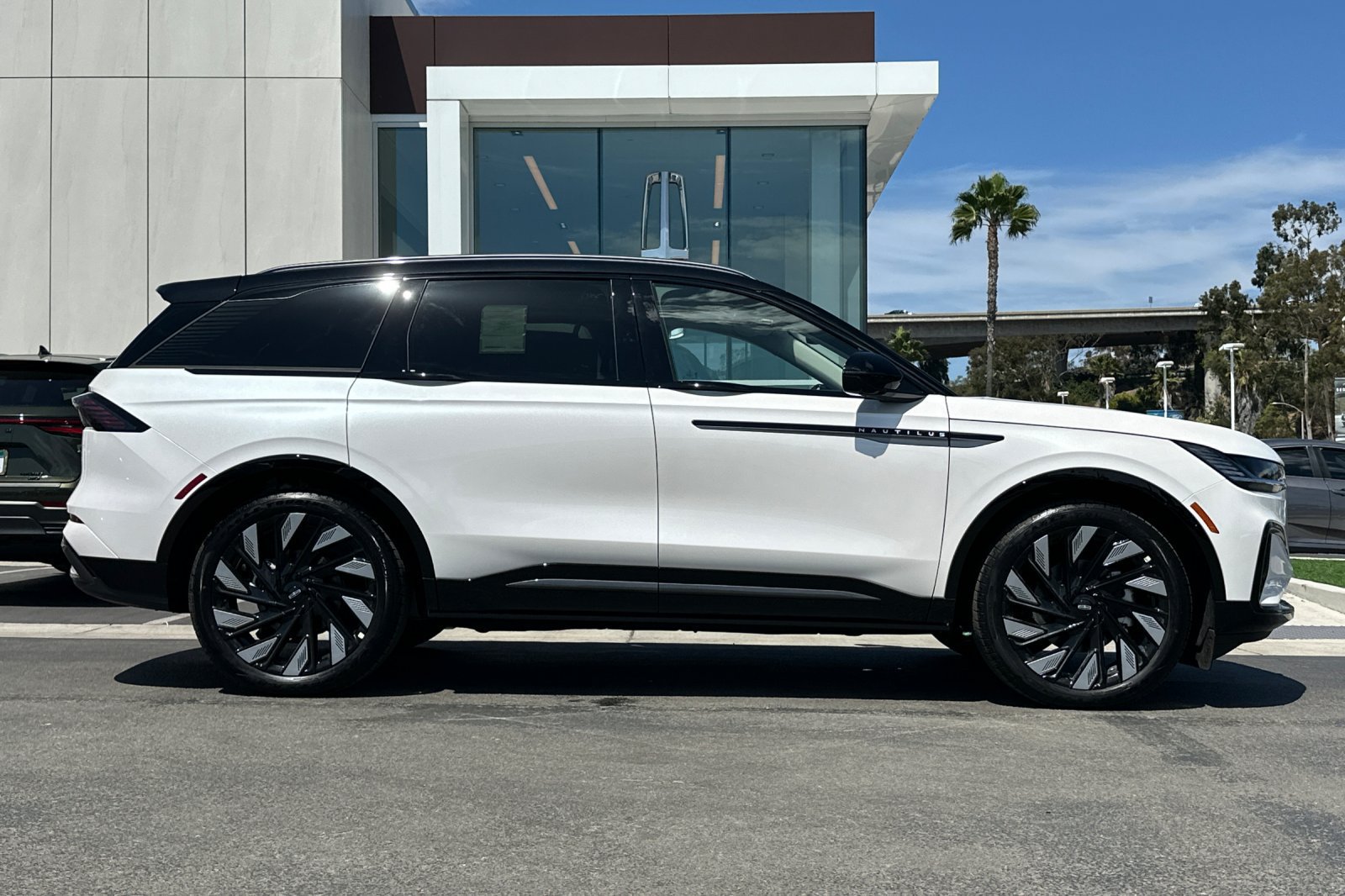 New 2026 Lincoln Nautilus Reserve AWD/4WD image 2