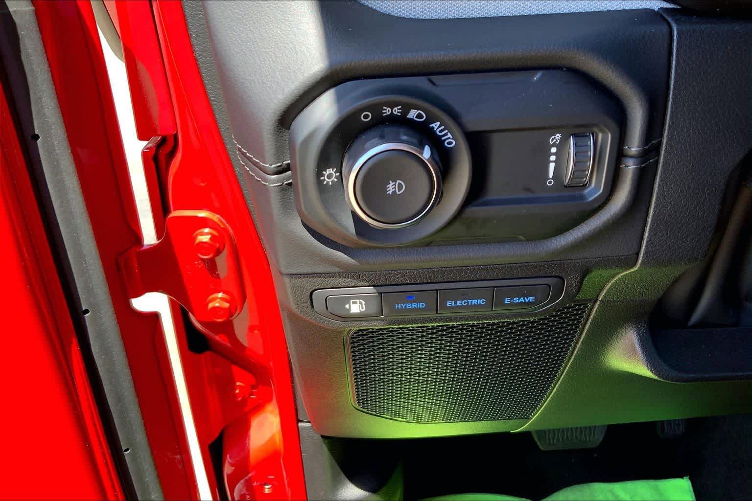 Certified 2025 Jeep Wrangler Unlimited Sahara w/ Safety Group AWD/4WD image 32